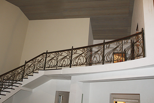 198. Г-образная лестница с кованым ограждением и балюстрадой