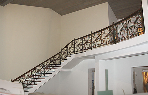 198. Г-образная лестница с кованым ограждением и балюстрадой