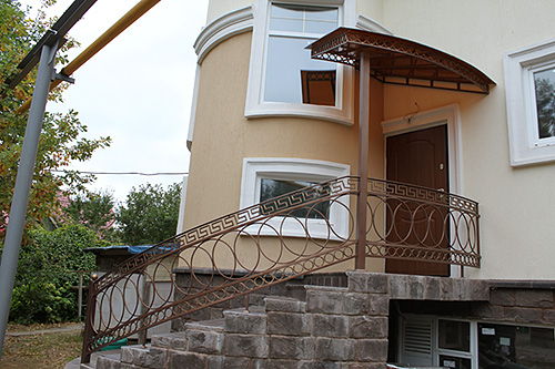 138. Кованое ограждение лестницы, козырёк и кованые балконы для загородного дома