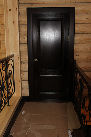 028. Комплект деревянных межкомнатных дверей