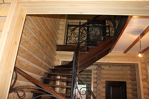 205. П-образная трехмаршевая лестница на опорных столбах и косоурах