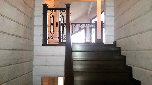 209. Двухмаршевая межэтажная лестница с коваными перилами и балюстрадой
