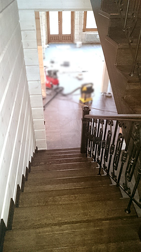 209. Двухмаршевая межэтажная лестница с коваными перилами и балюстрадой