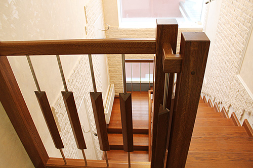216. Одномаршевая поворотная лестница с треугольными балясинами