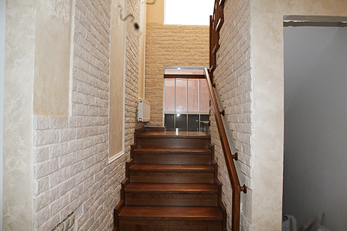 216. Одномаршевая поворотная лестница с треугольными балясинами