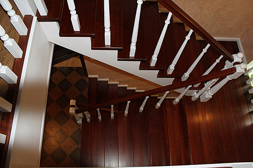 П-образные деревянные лестницы с площадкой или забежными ступенями?
