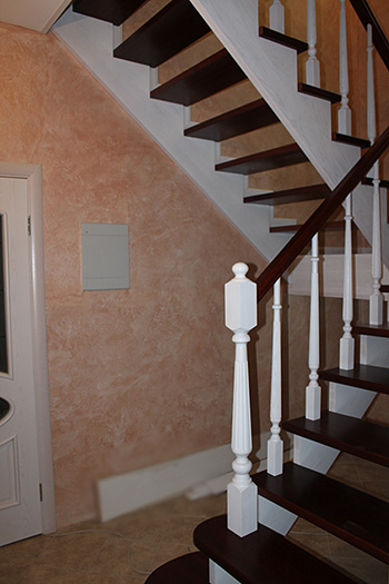 220. Двухцветная П-образная деревянная лестница с подъёмом на два этажа