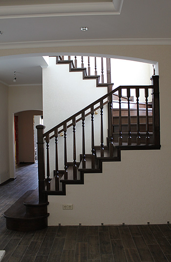 188. Деревянная П-образная лестница с полувинтом и балюстрадой