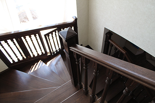 188. Деревянная П-образная лестница с полувинтом и балюстрадой