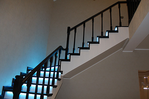192. Маршевая деревянная лестница с подсветкой ступеней