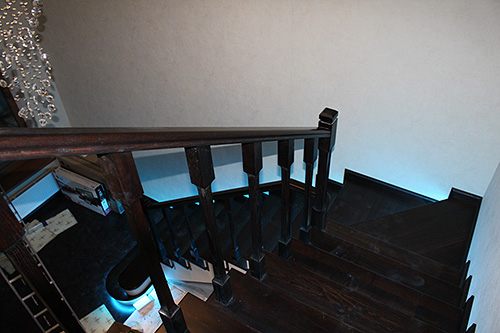 192. Маршевая деревянная лестница с подсветкой ступеней