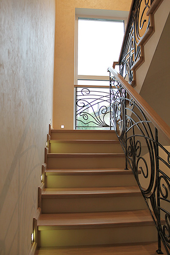 199. П-образная деревянная маршевая лестница с коваными перилами