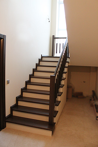 215. Деревянная лестница с полуплощадкой на второй этаж