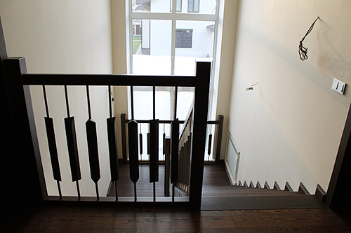 215. Деревянная лестница с полуплощадкой на второй этаж