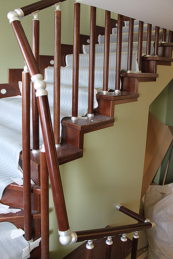 151. Маршевая лестница из ясеня с подъёмом на два этажа