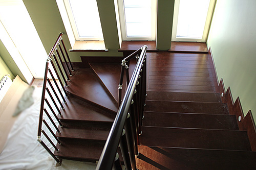 151. Маршевая лестница из ясеня с подъёмом на два этажа