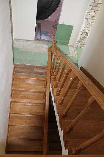 171. Маршевая межэтажная лестница из массива дуба на бетонном каркасе