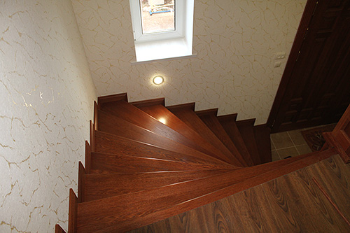 189. Г-образная деревянная лестница на второй этаж