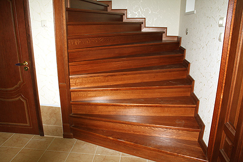 189. Г-образная деревянная лестница на второй этаж