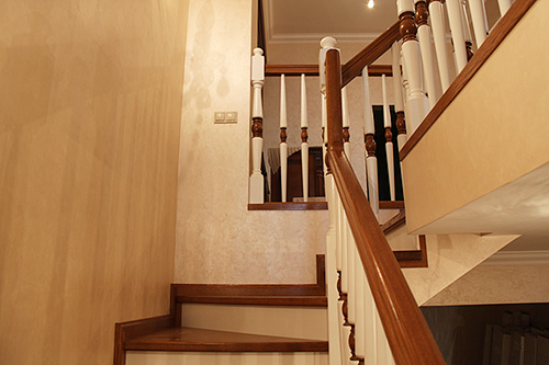 217. Одномаршевая лестница из дуба с балюстрадой