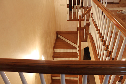 217. Одномаршевая лестница из дуба с балюстрадой