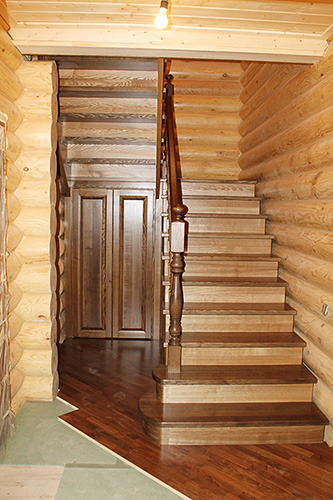 219. Деревянная маршевая лестница для бревенчатого дома