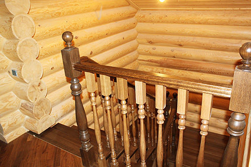 219. Деревянная маршевая лестница для бревенчатого дома