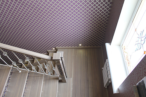 201. Эксклюзивная межэтажная лестница из ясеня с мозаикой и ковкой