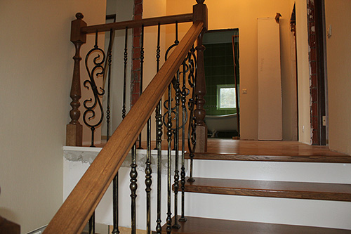 202. Двухмаршевая П-образная деревянная лестница с коваными перилами