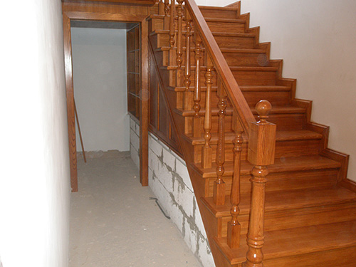 093. Лестница из дуба с балюстрадой и подлестничной кладовкой