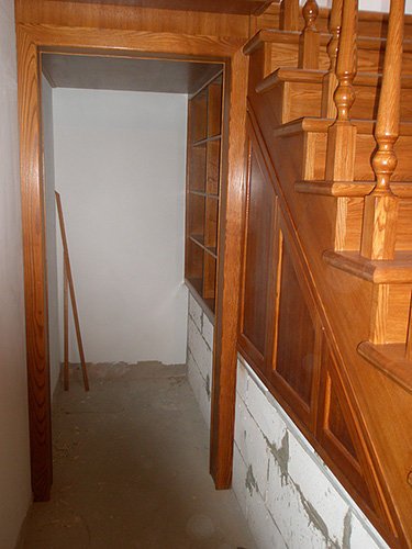 093. Лестница из дуба с балюстрадой и подлестничной кладовкой