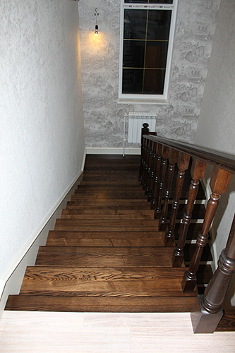 218. П-образная двухцветная деревянная лестница из ясеня