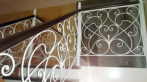 225. Полувинтовая лестница на центральном столбе с кованым ограждением