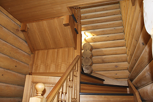 187. Двухцветная забежная деревянная лестница с поворотом на 180 градусов