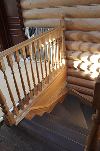 187. Двухцветная забежная деревянная лестница с поворотом на 180 градусов