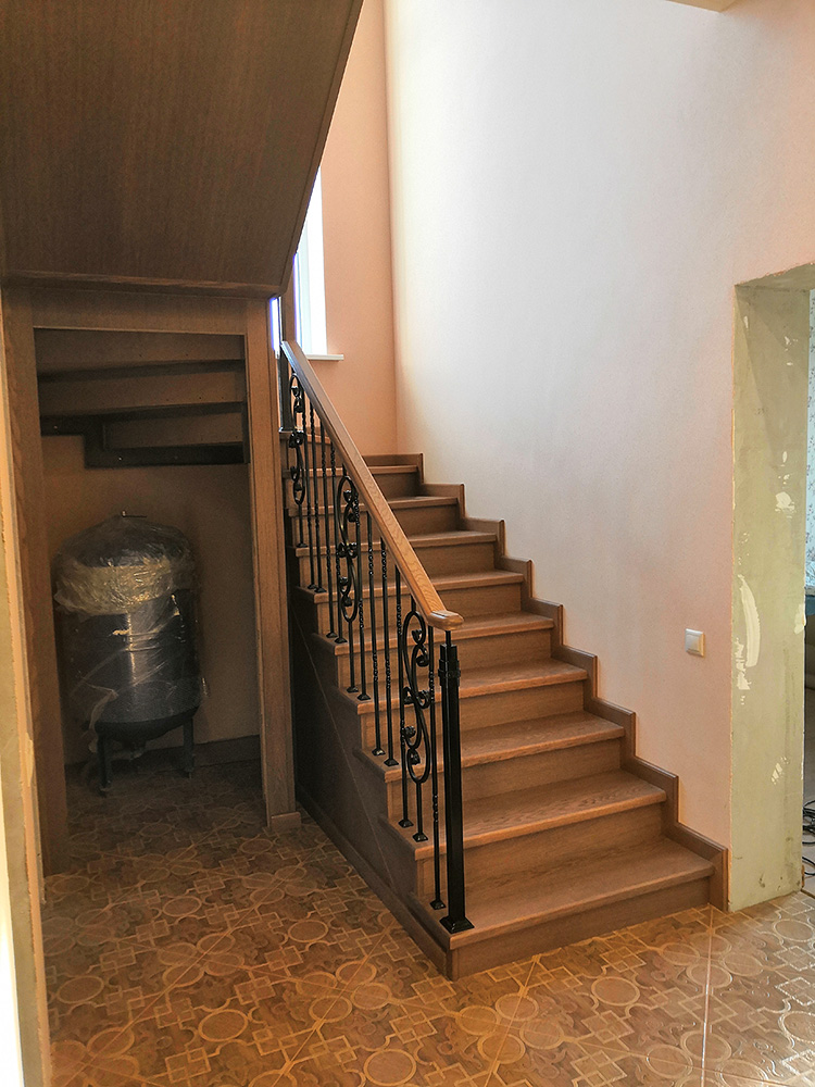 264. Поворотная лестница с кованным ограждением для загородного дома