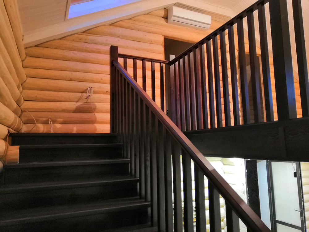 265. Комбинированная лестница на второй этаж с квадратными балясинами и столбами