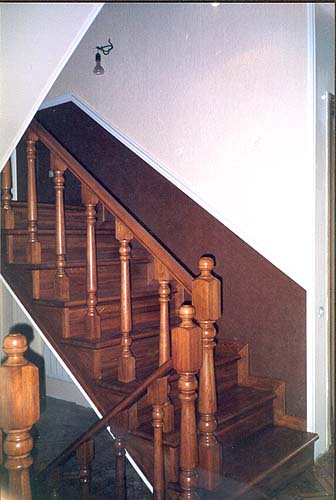 210-1. Лестница с площадкой из массива дуба