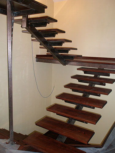 147. Лестница с площадкой из цельного массива