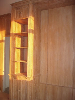 063. Комплект встроенных шкафов и настенных деревянных панелей
