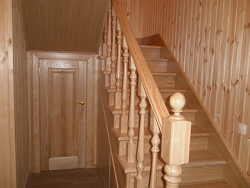 170. Двухмаршевая межэтажная деревянная лестница для дачи