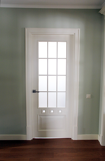 258. Комплект межкомнатных дверей со стеклом для загородного дома