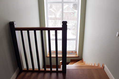 259. Лестница для загородного дома в комплексе с окнами и дверьми