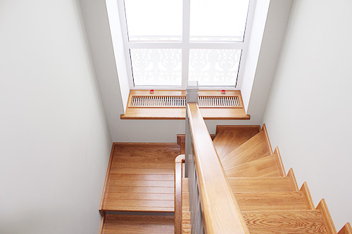 259. Лестница для загородного дома в комплексе с окнами и дверьми
