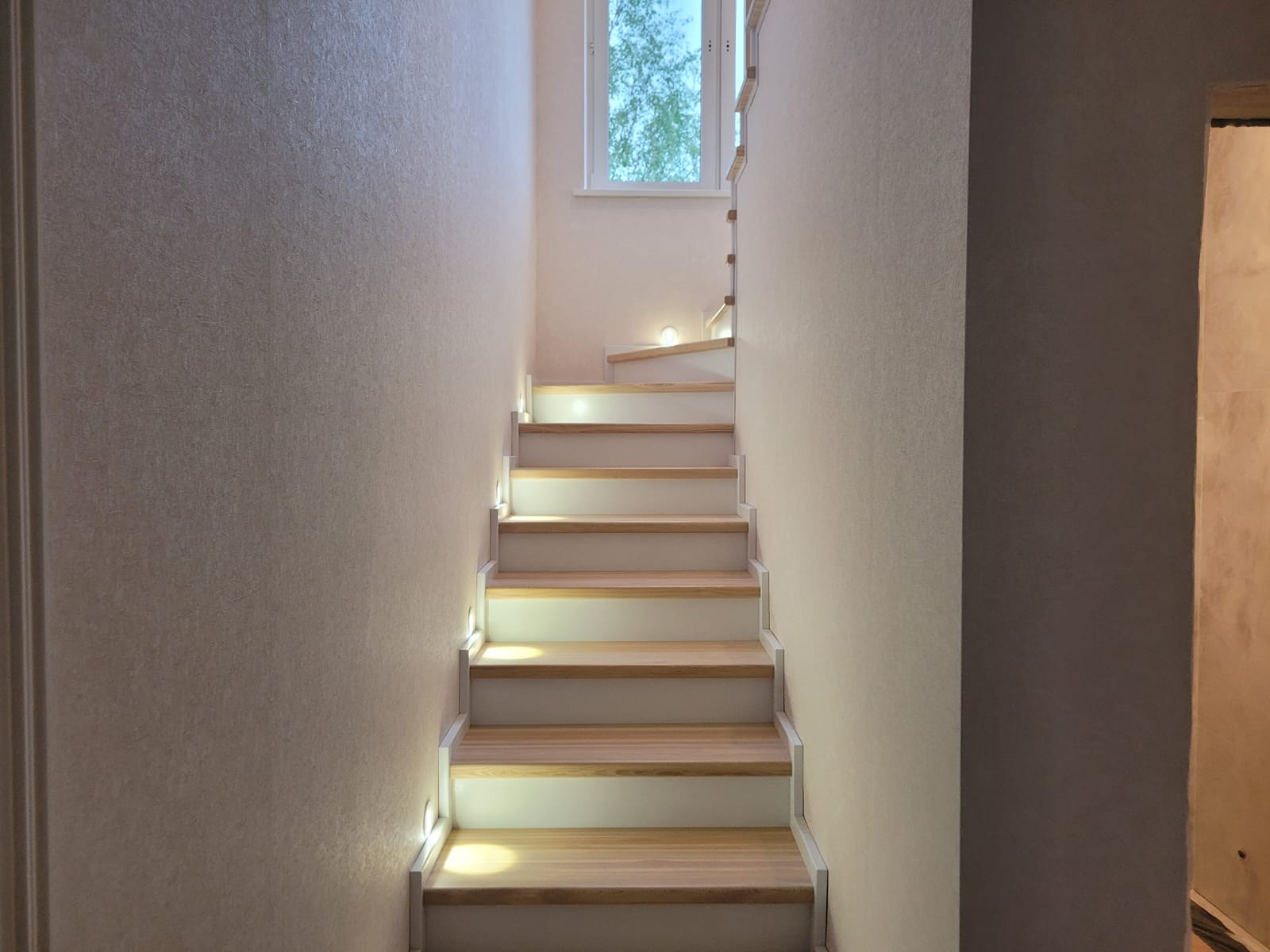 Лестница из массива лиственницы с комбинированным окрашиванием