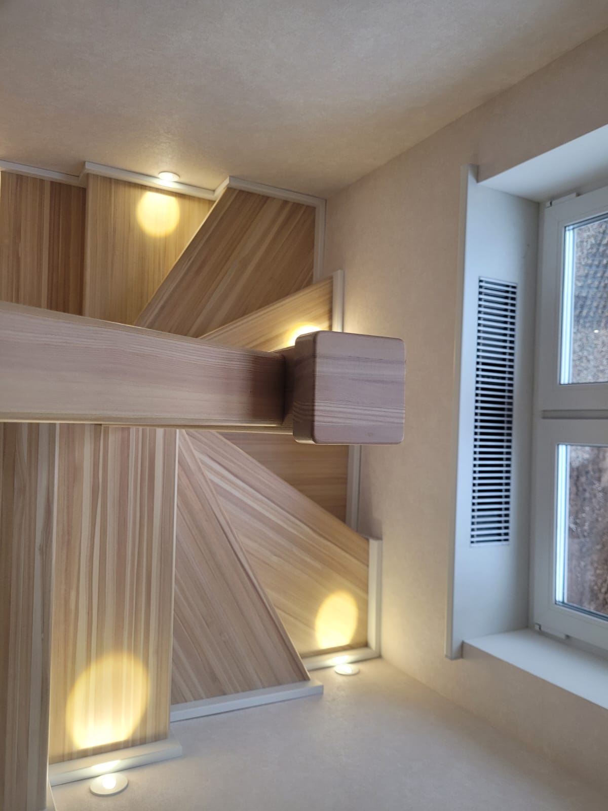 Лестница из массива лиственницы с комбинированным окрашиванием